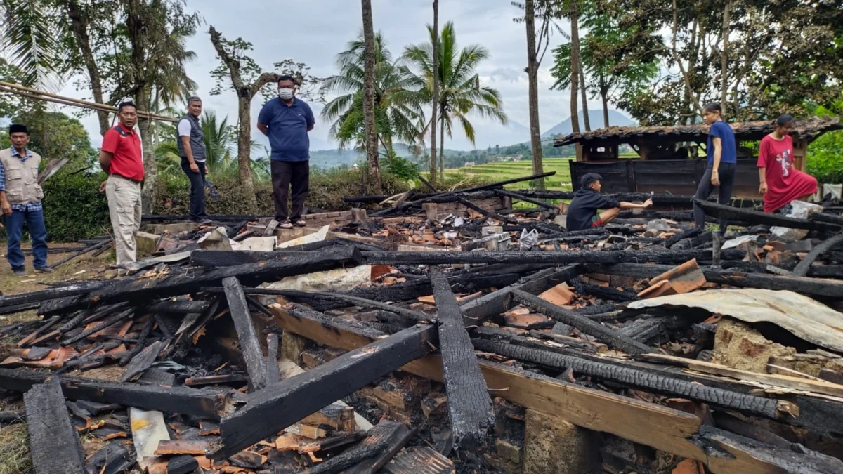 Yudha Legislator Garut Fraksi PDI Perjuangan mengunjungi rumah Agus yang terbakar di dan rumah Oman yang Roboh di Limbangan