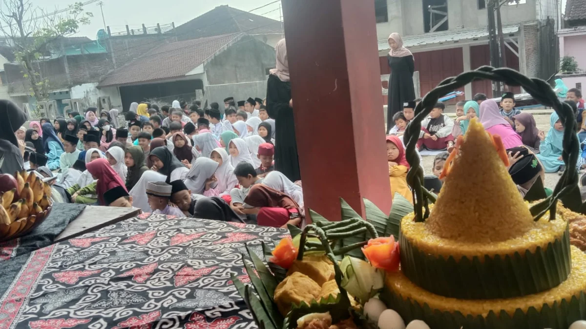 SDN Mekarsari 1 merayakan Hari Jadi Garut dengan lomba tumpeng