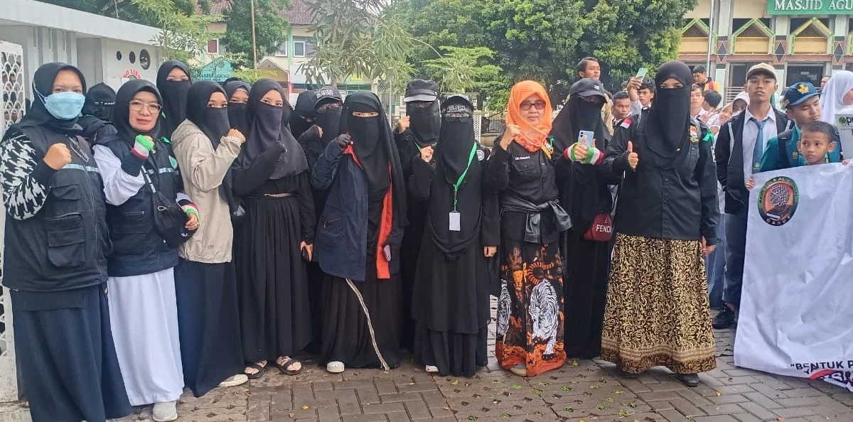 Mujahidah Pembela Islam Garut meminta pemerintah segera usir dubes Swedia dan Belanda