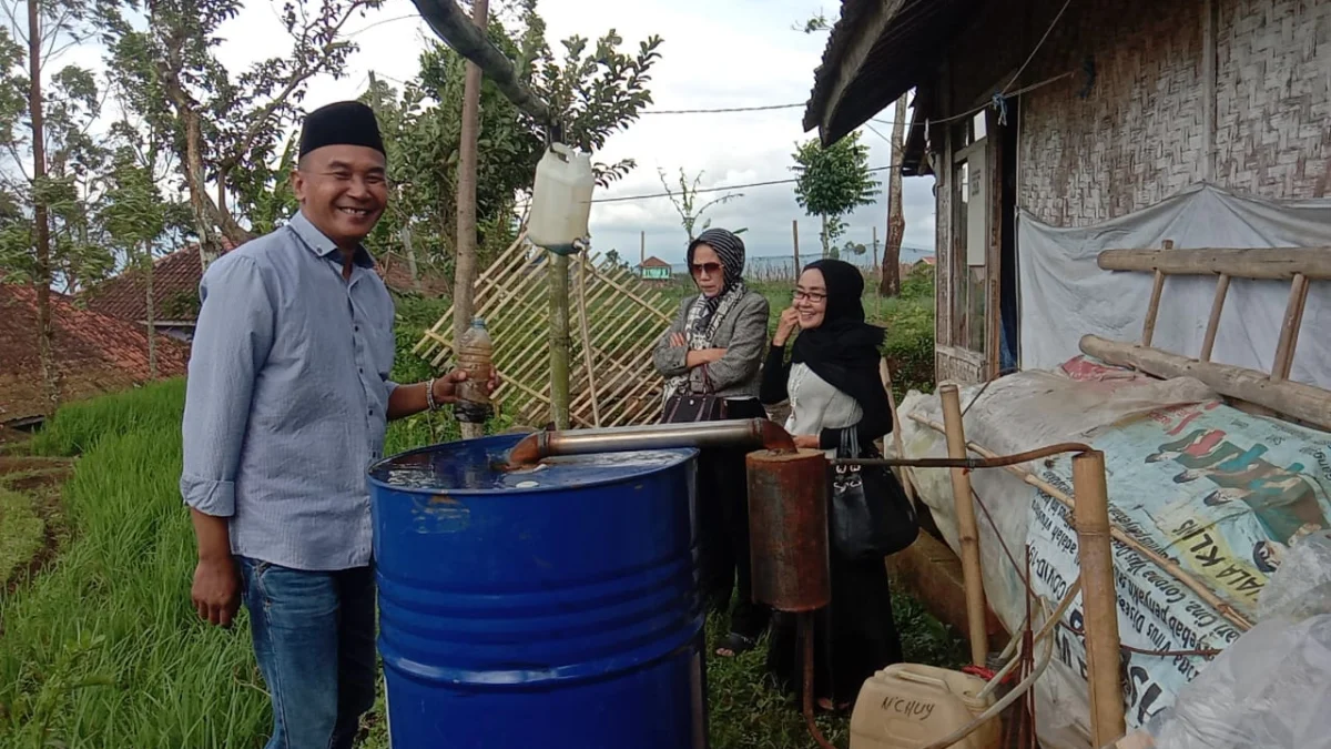 Jiden menunjukkan tempat pengolahan sampah plastik menjadi bahan bakar