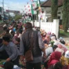 Warga Kecamatan Cigedug makan nasi liwet di bahu jalan sebagai bagian dari Festival Nasi Liwet