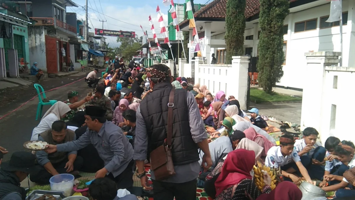 Warga Kecamatan Cigedug makan nasi liwet di bahu jalan sebagai bagian dari Festival Nasi Liwet