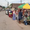 Pedagang makanan di depan SDN 2 Kersamenak