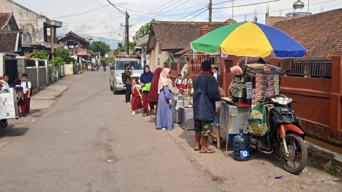 Pedagang makanan di depan SDN 2 Kersamenak