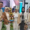 Susi Sabion, Anggota Dewan Pendidikan (dua dari kanan) foto bersama dengan empat guru SD yang menjadi juara dalam Festival Vocal Group antar SKPD