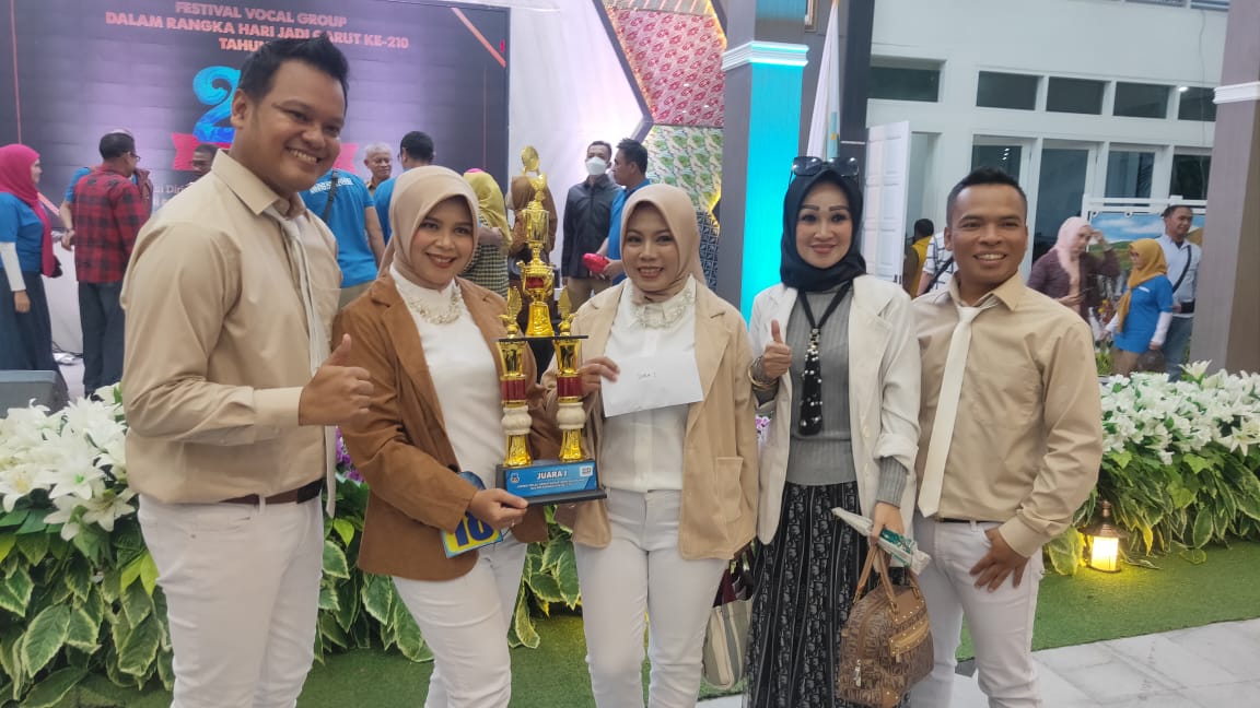 Susi Sabion, Anggota Dewan Pendidikan (dua dari kanan) foto bersama dengan empat guru SD yang menjadi juara dalam Festival Vocal Group antar SKPD