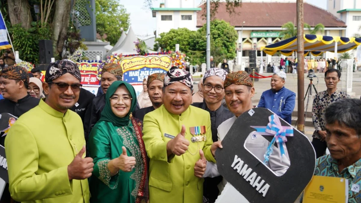 Bupati Garut didampingi wakil bupati secara simbolis menyerahkan kunci sepeda motor kepada salah satu kepala desa di sela upaca HJG di alun-alun Garut, Kamis (16/02)