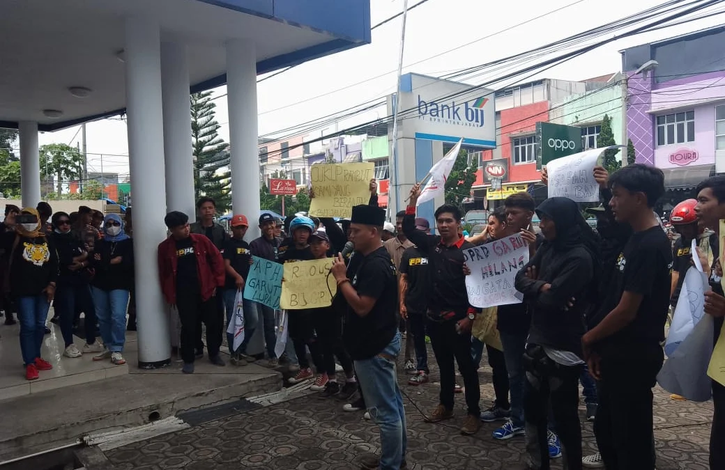 Nasabah BIJ Garut demo minta uang mereka dikembalikan