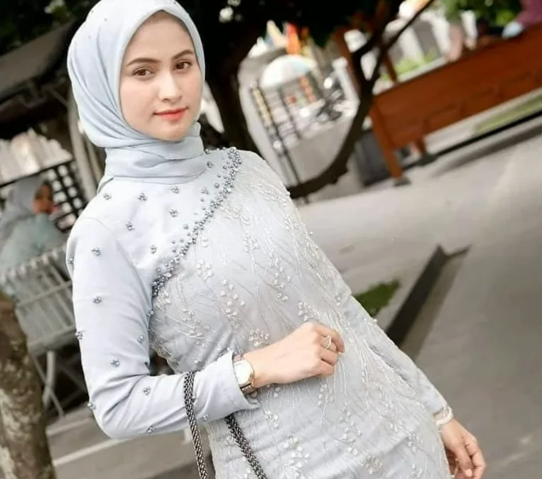 Gamis Yang Berwarna Abu-Abu Cocok Dengan Jilbab Warna Apa ?