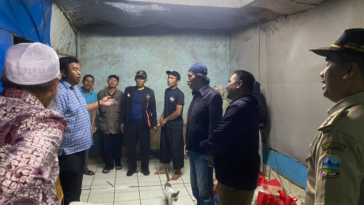 Yudha Puja Turnawan, Anggota DPRD Garut Fraksi PDI Perjuangan bersama Camat Sukawening mengunjungi rumah Ihat yang roboh di Desa Mekarhurip