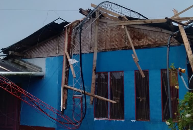 Rumah Warga Banjarwangi Rusak Tertimpa Tower Radio