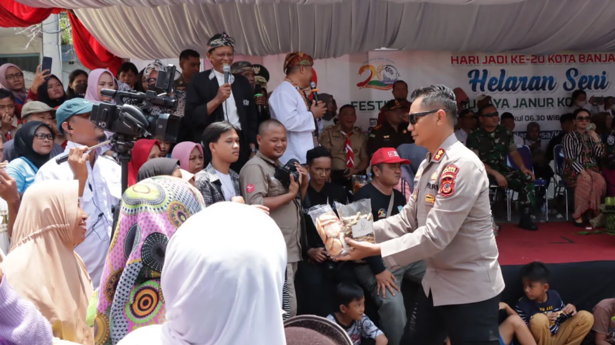 Kapolres Berbagi Makanan di Hari Jadi Kota Banjar