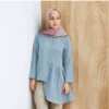 Baju Biru Muda Dipadukan dengan jilbab warna Dusty pink (foto foto id.carousell.com)