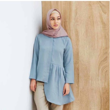 Baju Biru Muda Dipadukan dengan jilbab warna Dusty pink (foto foto id.carousell.com)