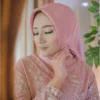 Brokat adalah pakaian yang menjadi favorit wanita untuk menghadiri acara resmi seperti kondangan (foto pexels.com)