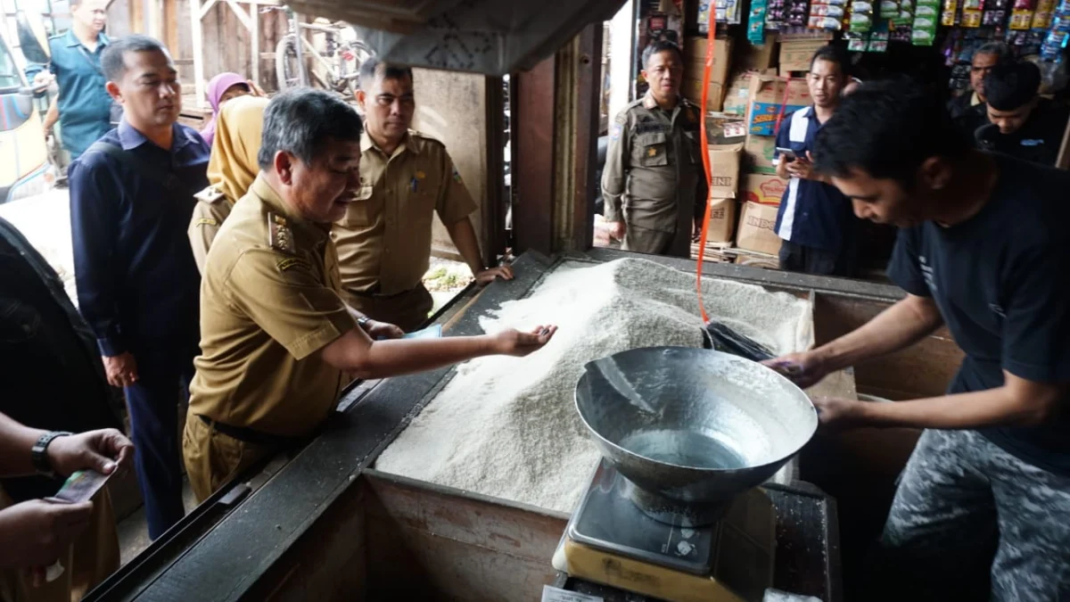 Bupati Garut mengecek harga bahan pokok di pasar Guntur Ciawitali