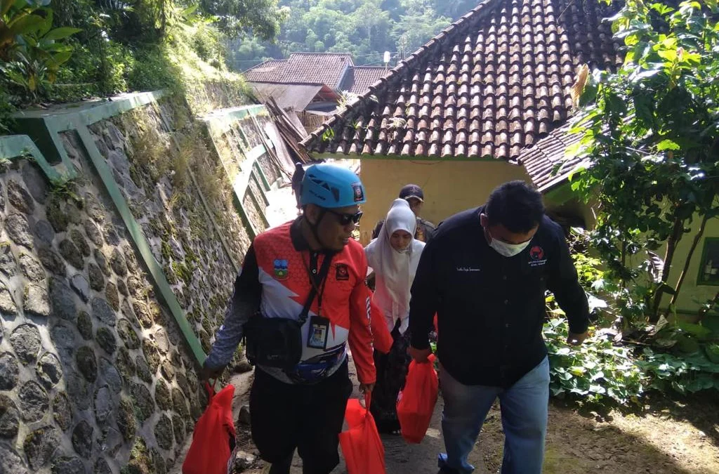 Yudha Puja Turnawan, Anggota DPRD Garut Fraksi PDI Perjuangan mengunjungi korban kebakaran di Singajaya