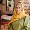 Baju hijau muda dikombinasikan dengan warna jilbab yang pas (foto pexels)