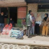 Yudha Puja Turnawan dengan Dinsos dan Disperkim mengunjungi rumah rusak akibat hujan angin di Kecamatan Banyuresmi