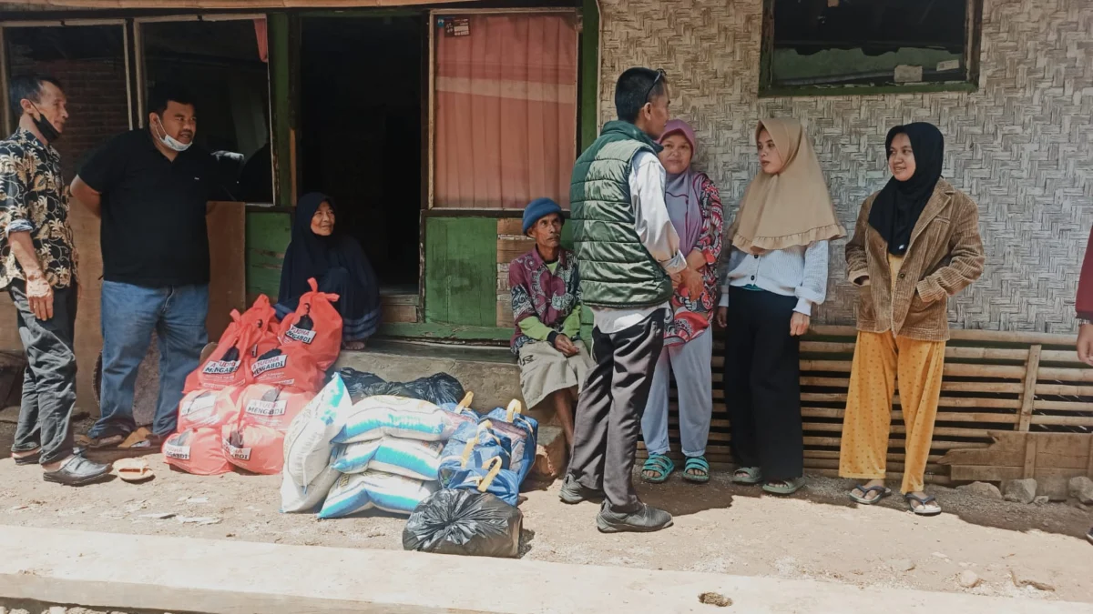 Yudha Puja Turnawan dengan Dinsos dan Disperkim mengunjungi rumah rusak akibat hujan angin di Kecamatan Banyuresmi