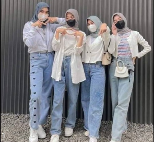 OOTD Kemeja Putih dan Jeans Hijab yang Kekinian