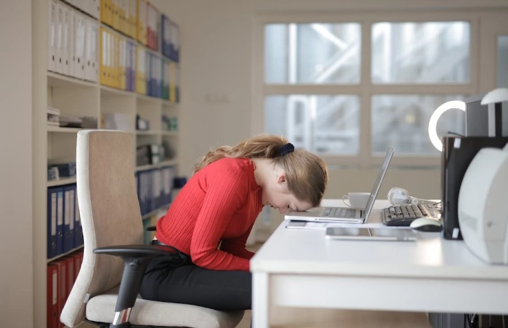 Tips Kerja di Kantor Agar Tetap Segar dan Terjaga (foto Pexels)