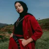 Baju warna maroon cocok digunakan dengan warna yang direkomendasikan dalam artikel ini. Salah satunya adalah dengan jilbab warna hitam. (foto pexels)