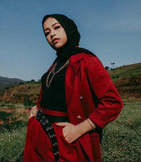 Baju warna maroon cocok digunakan dengan warna yang direkomendasikan dalam artikel ini. Salah satunya adalah dengan jilbab warna hitam. (foto pexels)