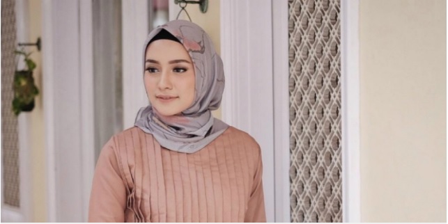 Perpaduan baju coksu dengan jilbab warna yang pas (foto shutterstock)