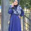 Baju warna hijau menggunakan jilbab dengan warna yang sesuai (foto pexels)