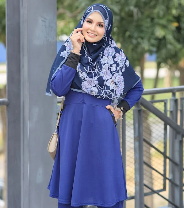 Baju warna hijau menggunakan jilbab dengan warna yang sesuai (foto pexels)