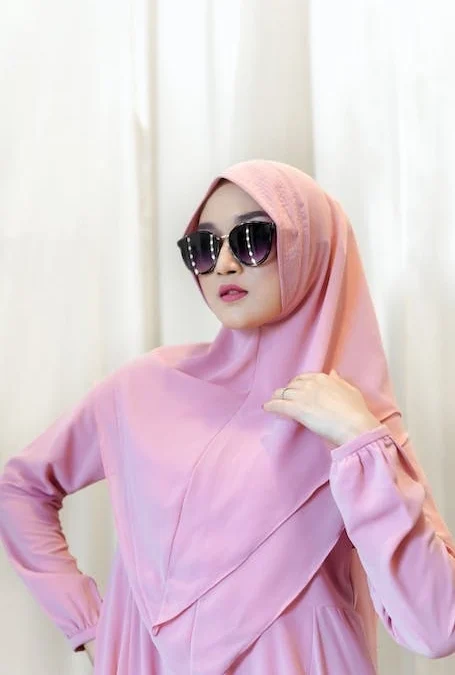 Baju warna pink cocok dipadukan dengan jilbab warna yang sama. (foto pexels)