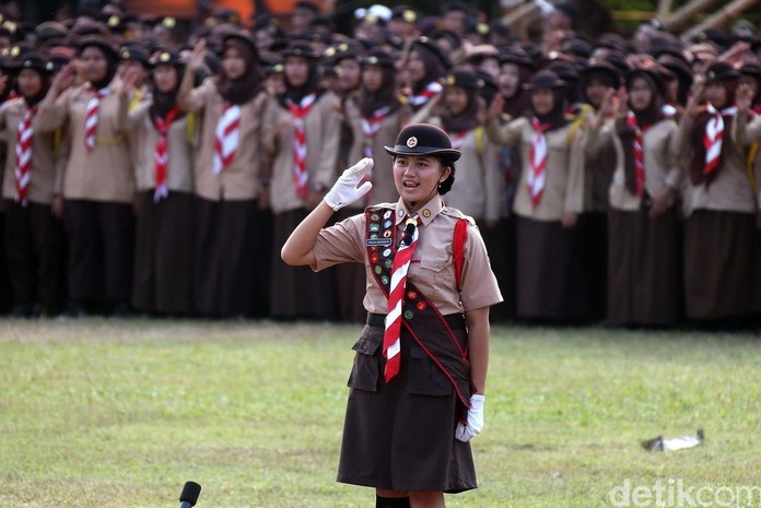 Beginilah Cara Pasang Atribut Pluit Pramuka Yang Tepat dan Kuat