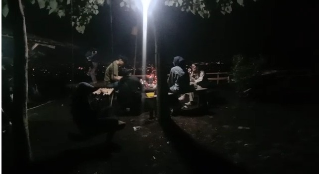 Bukit Tegal Malaka, wisata baru di Kabupaten Garut. Pengunjung bisa menikmati malam sambil melihat gemerlap lampu Kota Garut