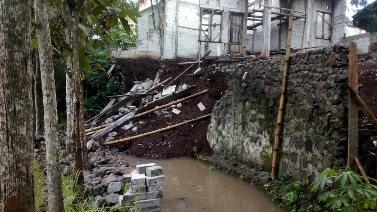 Benteng rumah warga Desa Cibatu ambrol