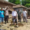 Kades Sukasenang melakukan peletakan batu pertama pembangunan rumah Enung