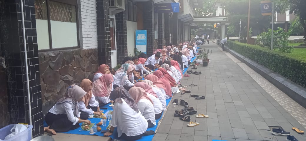 Sekda Garut bersama para pegawai di Setda Garut makan nasi liwet bersama