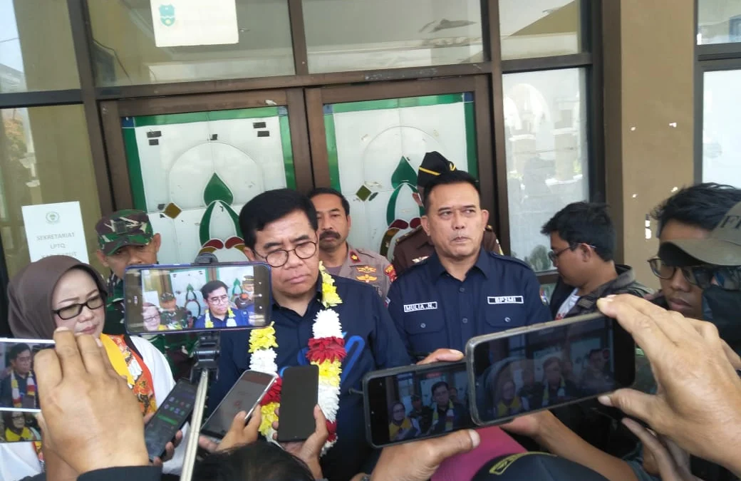 Deputi Penempatan dan Perlindungan Kawasan Amerika dan Pasifik pada Kementrian Tenaga Kerja dan Transmigrasi RI, Lasro Simbolon sedang memberikan keterangan di Gedung Islamik Center, Garut, Kamis (16/03/2023)*