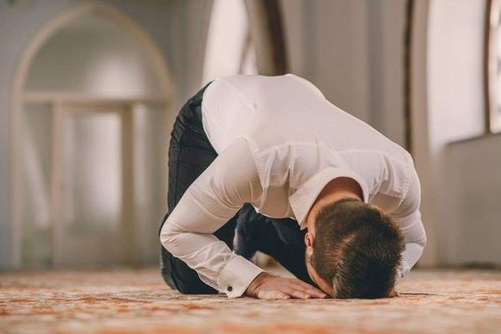 Shalat Tapi Belum Mandi Wajib Setelah Berhubungan Intim, Ini Hukumnya Menurut Islam