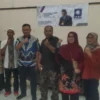 Anggota DPRD Jabar Enjang Tedi bersama para guru honorer yang masuk P1 PPPK tapi dibatalkan penempatannya