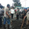 Wakil Gubernur Jawa Barat, Uu Ruzhanul Ulum sedang meninjau ruas jalan rusak di Jalan Raya Kadungora, Kamis (09/03/2023)