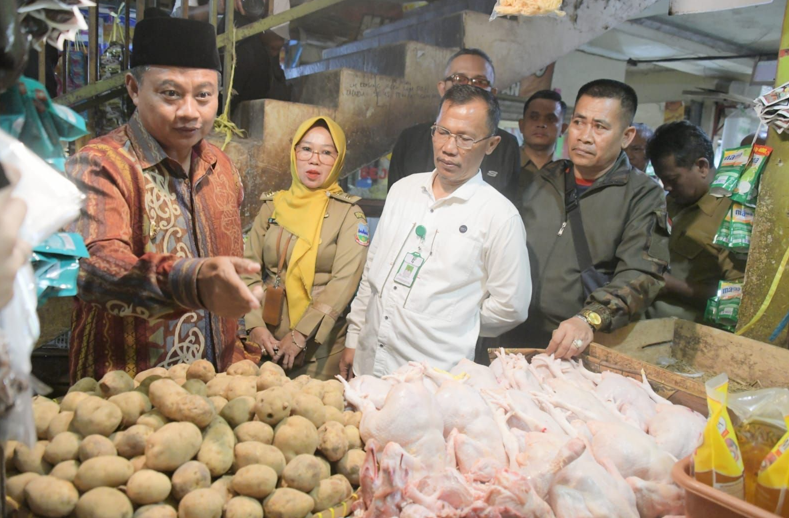 Jelang Ramadhan, Wagub Jabar Uu Ruzhanul Ulum Cek Harga Sembako di Kabupaten Garut