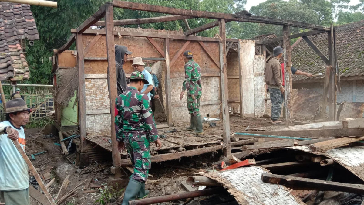 Koramil Samarang Gelar Karya Bhakti, Bongkar Rutilahu di Pasirwangi