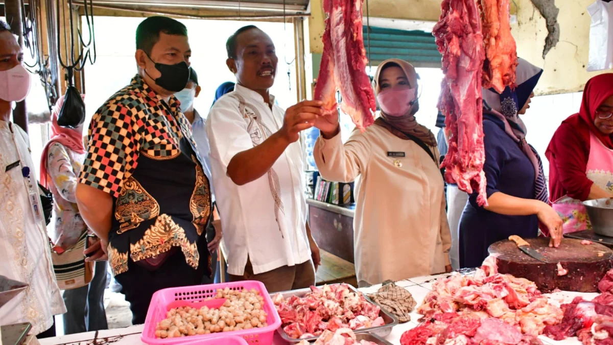 Wali Kota Banjar Ade Uu Sukaesih bersama tim satgas pangan melakukan sidak di pasar