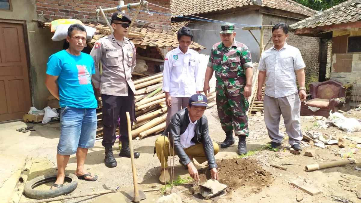 Kades Sukasenang tunaikan janjinya membangun rumah Enung