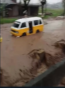 Banjir merendam jalan raya Bayongbong