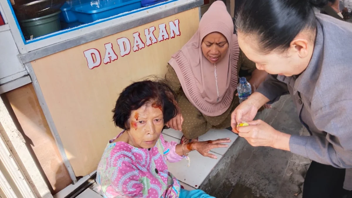 Korban jambret saat diberikan pertolongan oleh warga setempat.