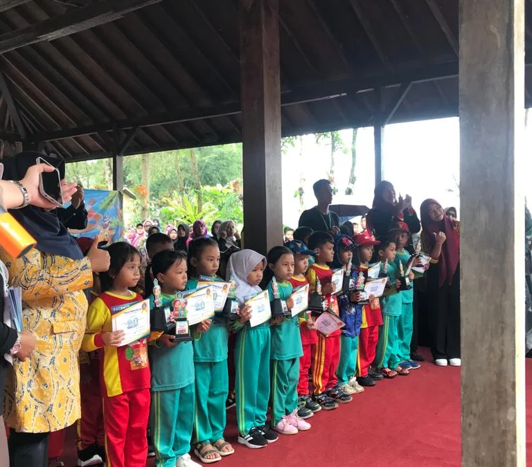 Siswa PAUD Gambar Binatang dengan Model Asli di TS Cikembulan Siswa PAUD Gambar Binatang dengan Model Asli di TS Cikembulan