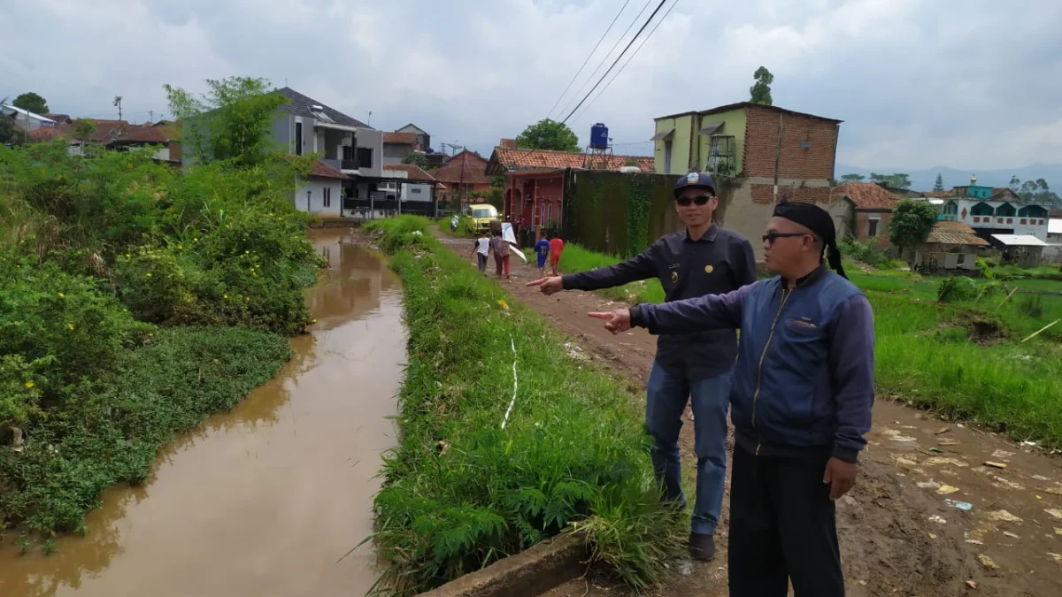 Kades Panembong menunjukkan lokasi irigasi yang terjdi penyempitan dan pendangkalan