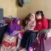 Enung (tengah) didampingi anaknya Hanipah (satu dari kanan) dan kakak sepupunya Oom (kiri) ketika ditemui di rumah pamannya di Kampung Babakan Randu Kurung, Desa Sukasenang.